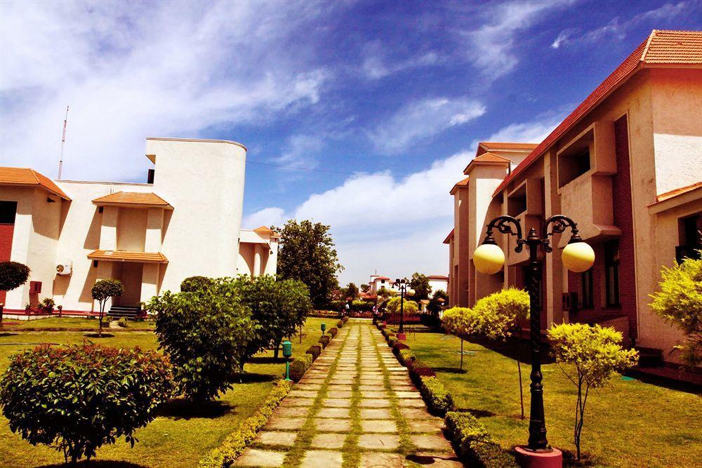 Naturoville Ayurvedic And Yoga Retreat Rishikesh Exterior photo